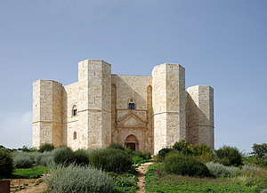 Das beeindruckendste Bauwerk Friedrichs ist Castel del Monte (Apulien). Es ist über weite Entfernung sichtbar. (© Berthold Werner, Wikimedia Commons)